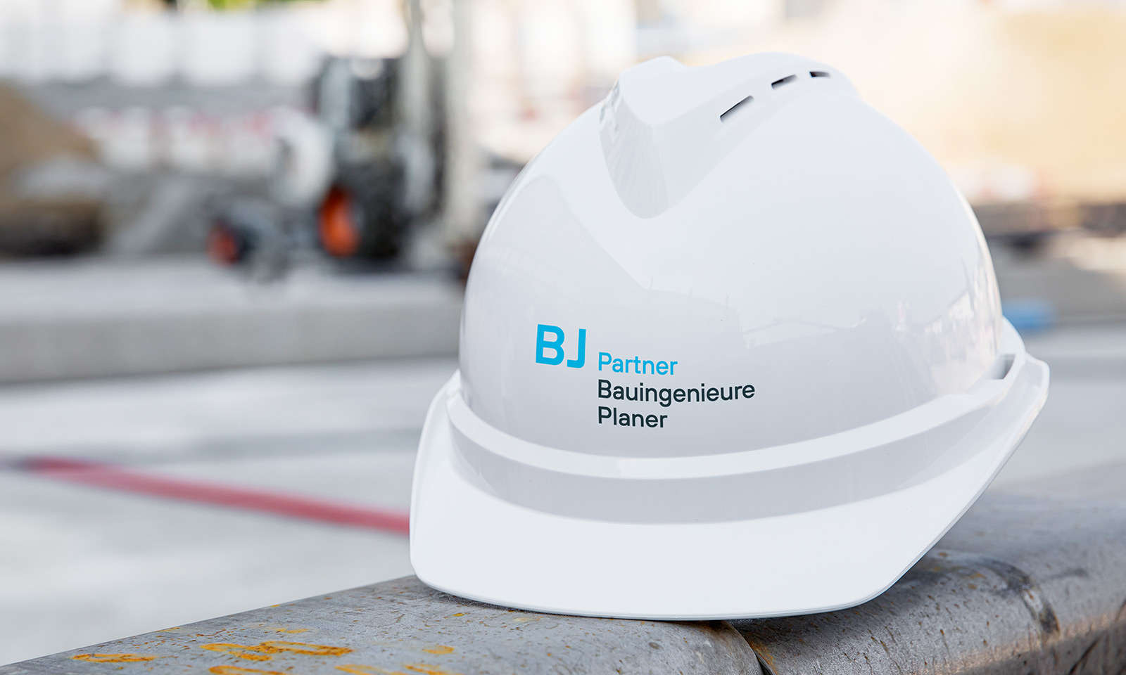 Helm mit Logo der BJ Partner AG